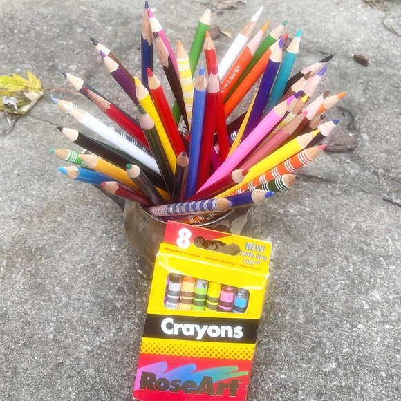 Approx. 51 Colored Pencils and 1 box of crayons. - Picture 5 of 5